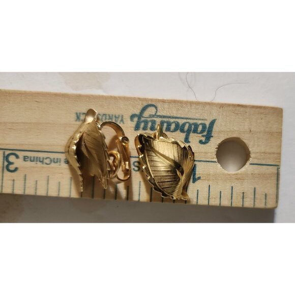 Vintage Retro Signed Giovanni Goldtone Clip-On Earrings Leaf Design - Picture 5 of 5